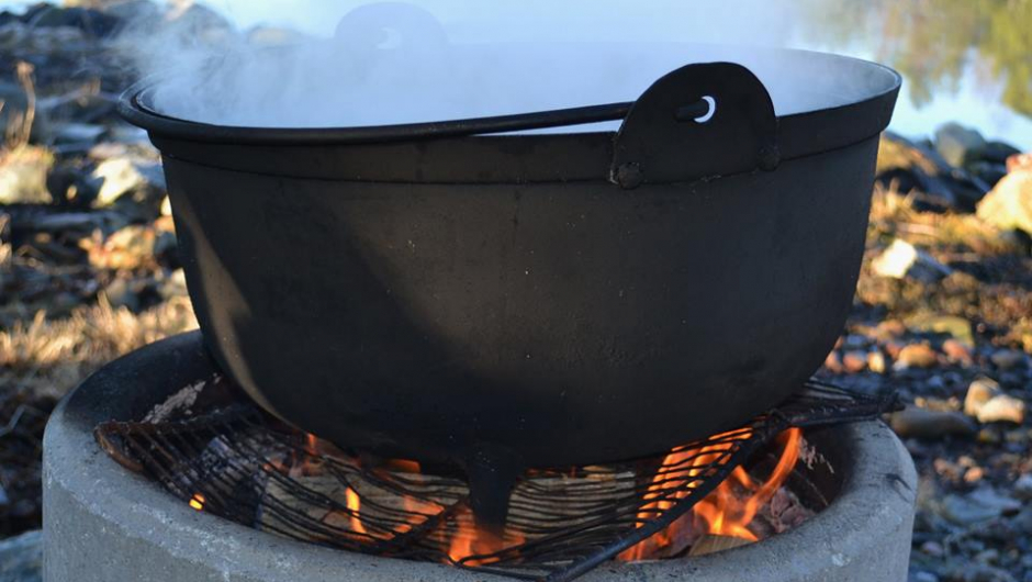 Suppa putrer på bålet Suppa putrer på bålet