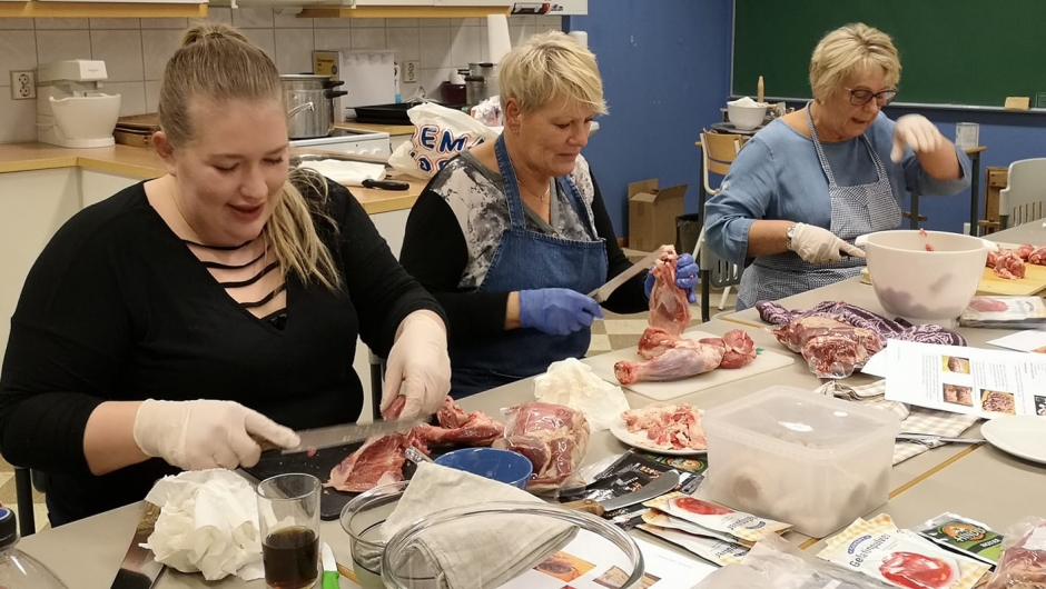 Hilde, Peggy og Anne lager lammerull