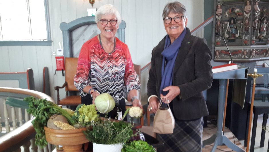 Anne og Karin rydder bort etter festen