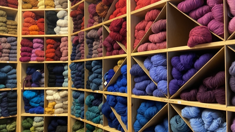 Mykje fint garn i flotte fargar. Foto: Håland