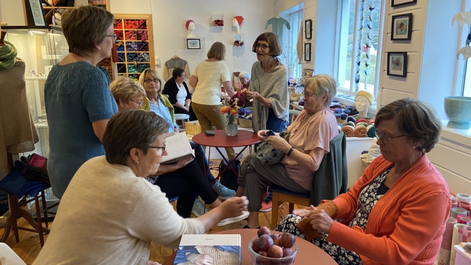 Engasjerte og strikkeglade medlemmer! Foto Bjørg Håland