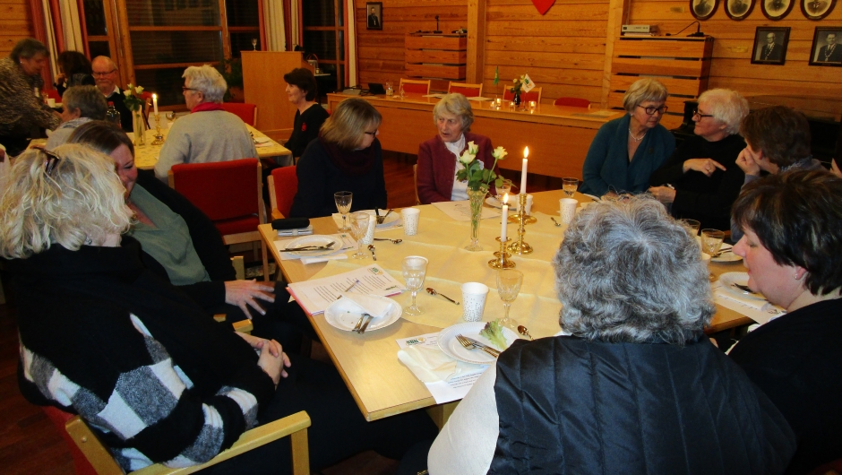 Bygdekvinner i trivelig lag.