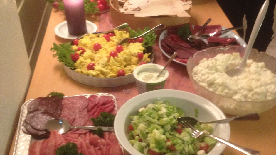 Spekemat og tilbehør på alle fat