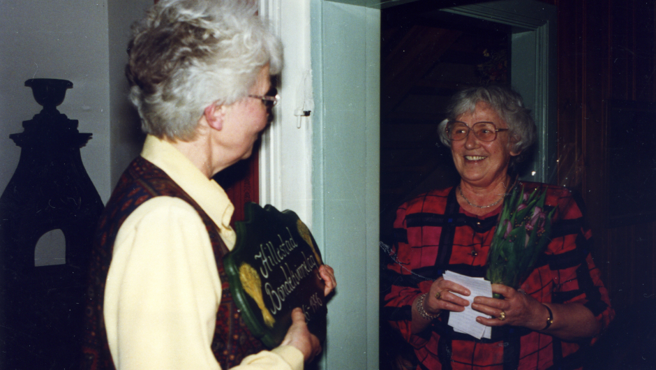 Leder i laget tar imot hilsen og gaver fra leder i Botne bondekvinnelag, Ruth Bekkeseth