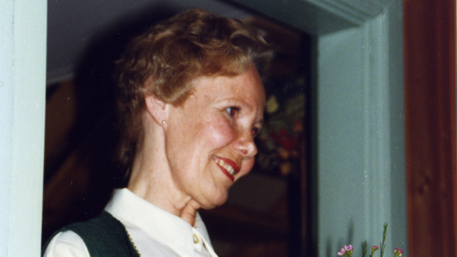 Sigrid Foss fra Hillestad Sanitetsforening gratulerte med blomster