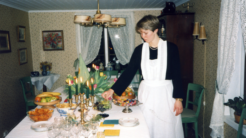 Tjenestepiken ved kakebordet var for anledningen Mina Rønningen