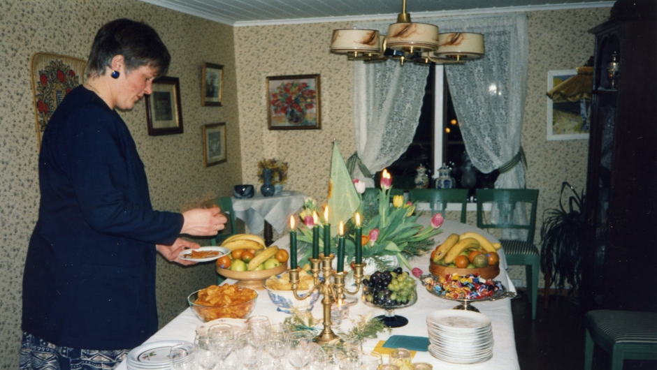 Arnhild Danielsen ved det bugnende kakebordet