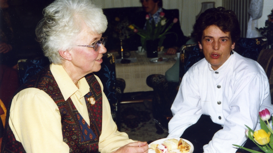 Ellen-Marie i prat med Marion Eriksen fra Hof bondekvinnelag