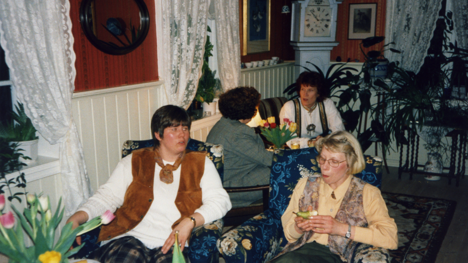 Vigdis Rønningen og Anne Auen har kommet til fruktfatet