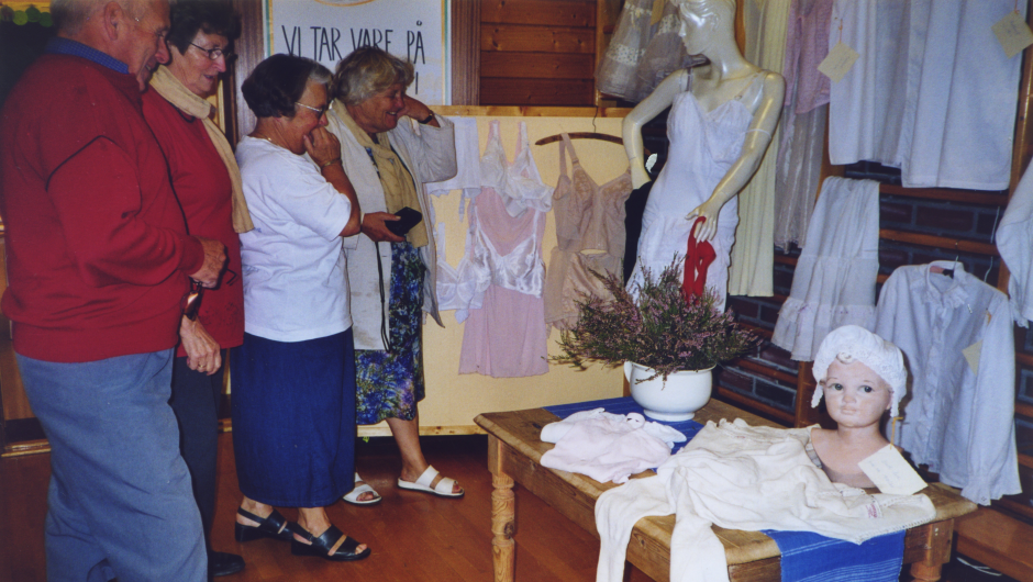 Her ler de litt, kanskje av røsslyngen i potta - eller kanskje den røde G-strengen?