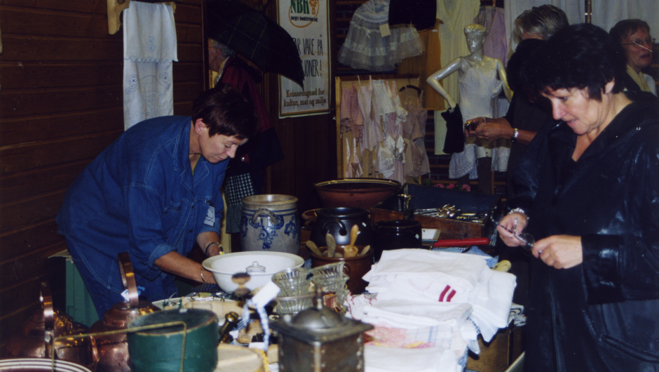 Liv Hardeland fra Kristianes brukthandel hjalp publikum med verdisetting av gamle ting