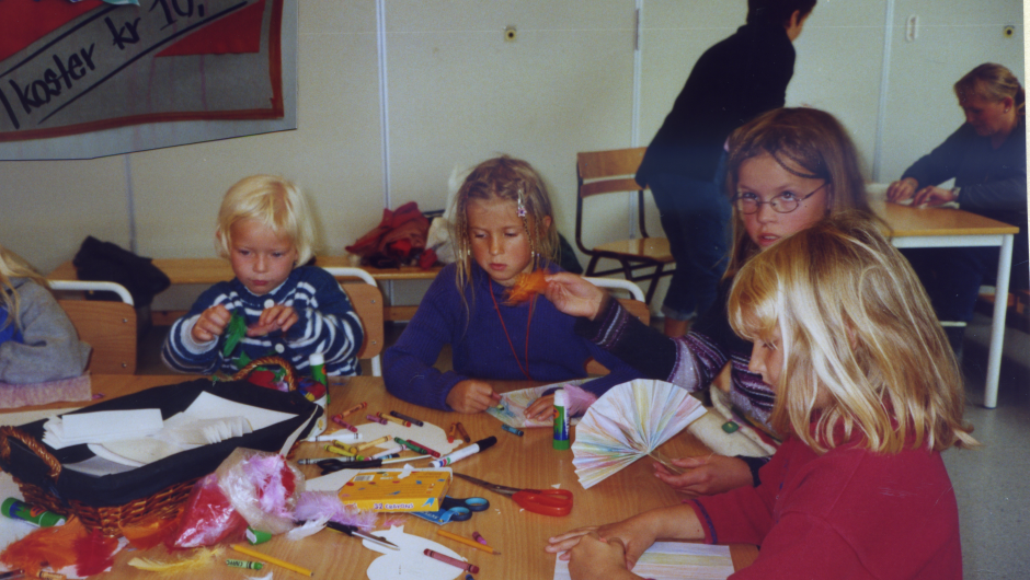 Og ungene klippet og brettet fugler