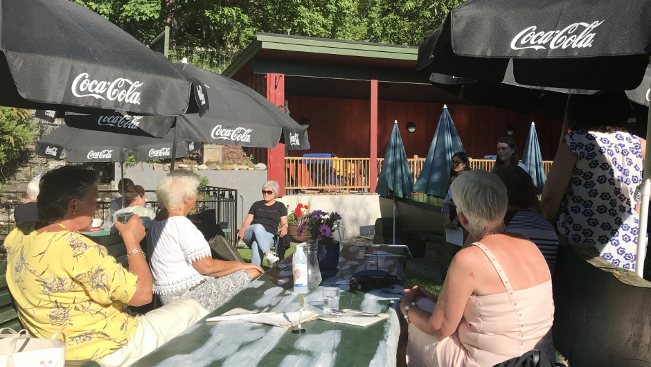 Vi lyttar til nydeleg sang av Lilly og Ylva. Vi lyttar til nydeleg sang av Lilly og Ylva.