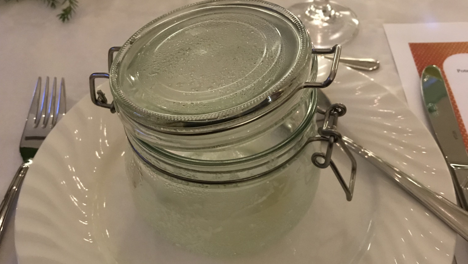 Vi fikk servert en delig 3 retters meny bestående av purre og potetløksuppe, hønsefrikas, og byggkrem med bringebær, nærmest alle ingredisenser fra lokalmiljøet.