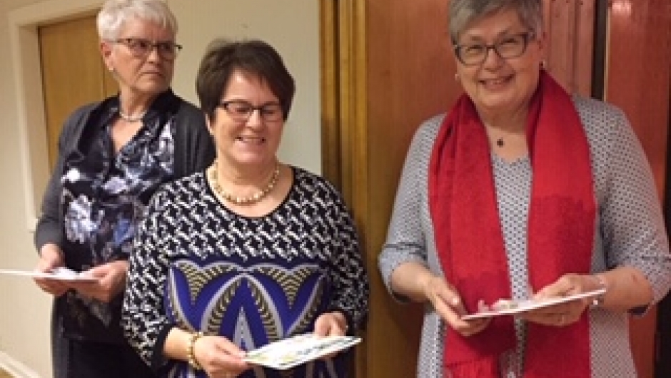 Årets 70-åringer, Solveig Spydevold, Ragnhild Kirkerød og Berit Holer, ble tildelt Hustavla med RBK-nål.