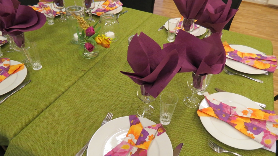Bordene var dekket i friske vårlige farger, og hvert bord hadde egen fargepalett