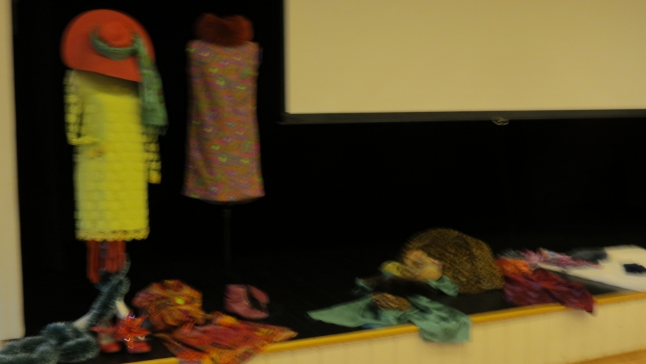 Scenen var dekorert med byster ikledd spreke kjoler i litt uortodokse sammensetninger