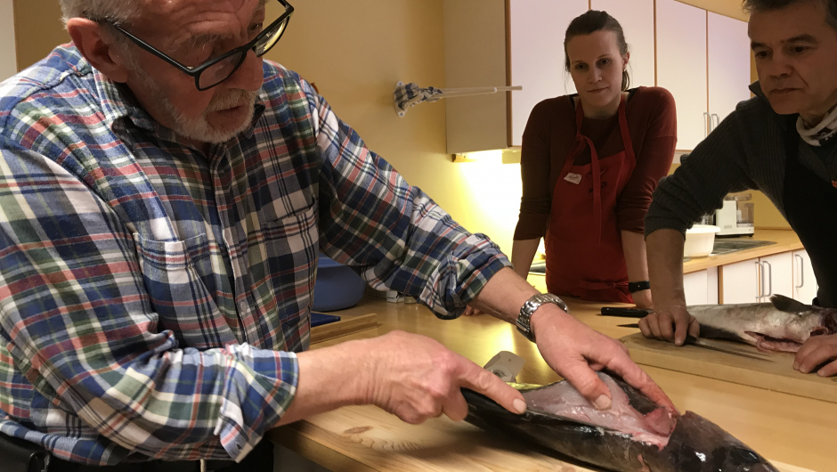 Vi lærer å filetere, Svein Gjøvik var profesjonell instruktør Vi lærer å filetere, Svein Gjøvik var profesjonell instruktør