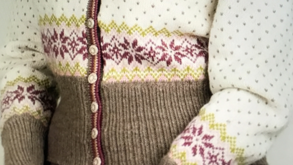 Kofter med mange border og farger er i skuddet.