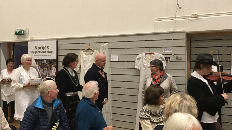 Brudefølget kommer inn i salen Brudefølget kommer inn i salen