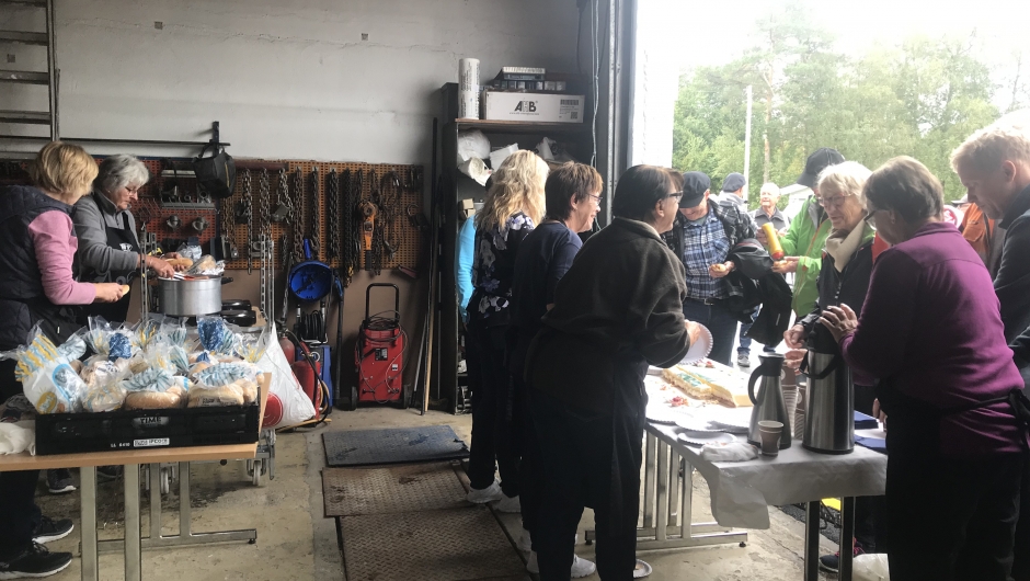 Bygdelagskvinnene serverte kake, vafler med graut og pølse med brød Bygdelagskvinnene serverte kake, vafler med graut og pølse med brød