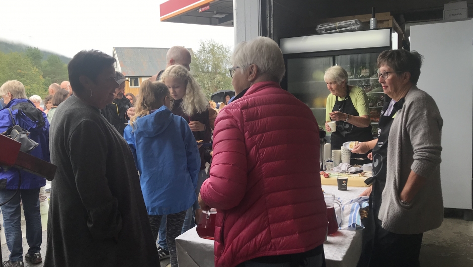 Det var kø foran matserveriengen fra begynnelse til slutt Det var kø foran matserveriengen fra begynnelse til slutt