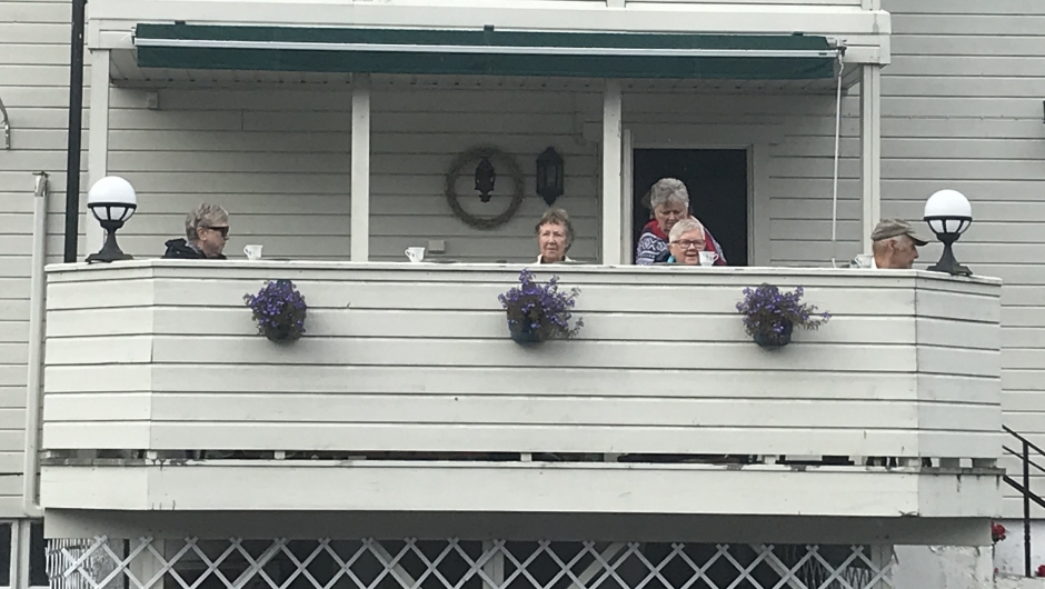 Gunnvor inviterte noen heldige til å overvære seansen fra verandaen Gunnvor inviterte noen heldige til å overvære seansen fra verandaen