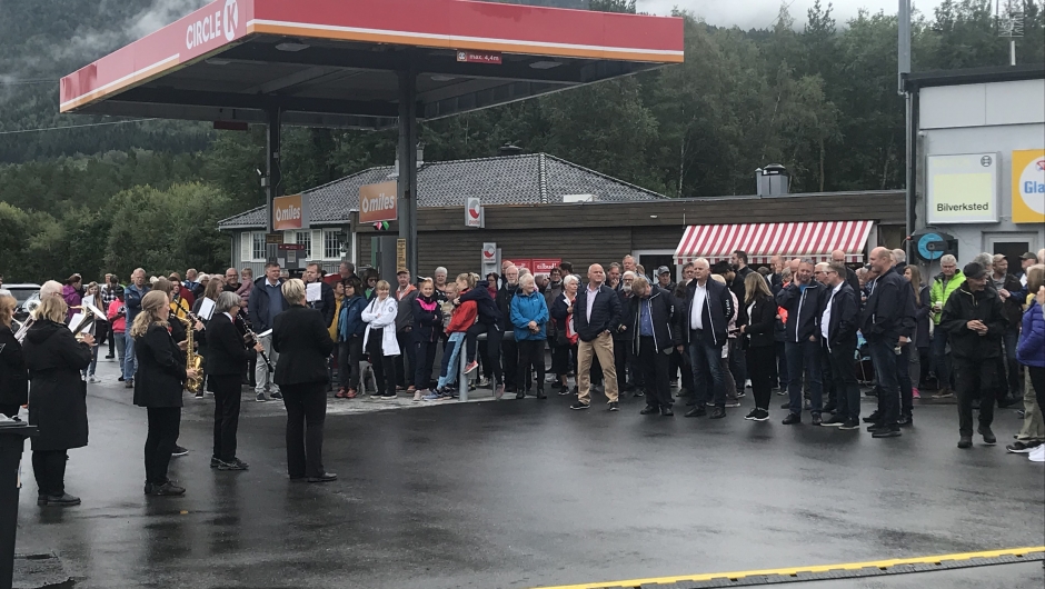 Masse folk ville feire åpningen Masse folk ville feire åpningen