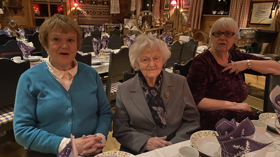 Gudrun Tufteland med to døtre, Marie Willemse og Kjellfrid Tufteland. Gudrun Tufteland vert 99 år 9 des.