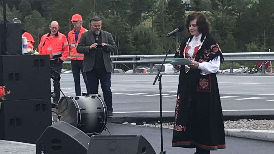 Ordfører Milly Bente Nørsett holdt tale og takket for vegen Ordfører Milli Bente Nørsett holdt tale og takket for vegen