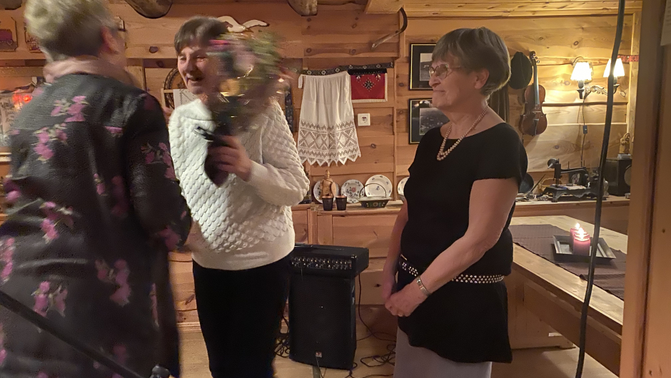 Leiaren vår LilliAnn Drønen gav blomstr helsing til Britt Padøy som gjekk av iår som leiar og til Kjellfrid Bremskau som også gjekk ut av styret.