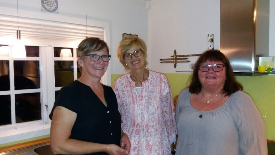 Vertinner Erna og Agnes.Brit står i midten Vertinner Erna og Agnes med nabo Brit i midten