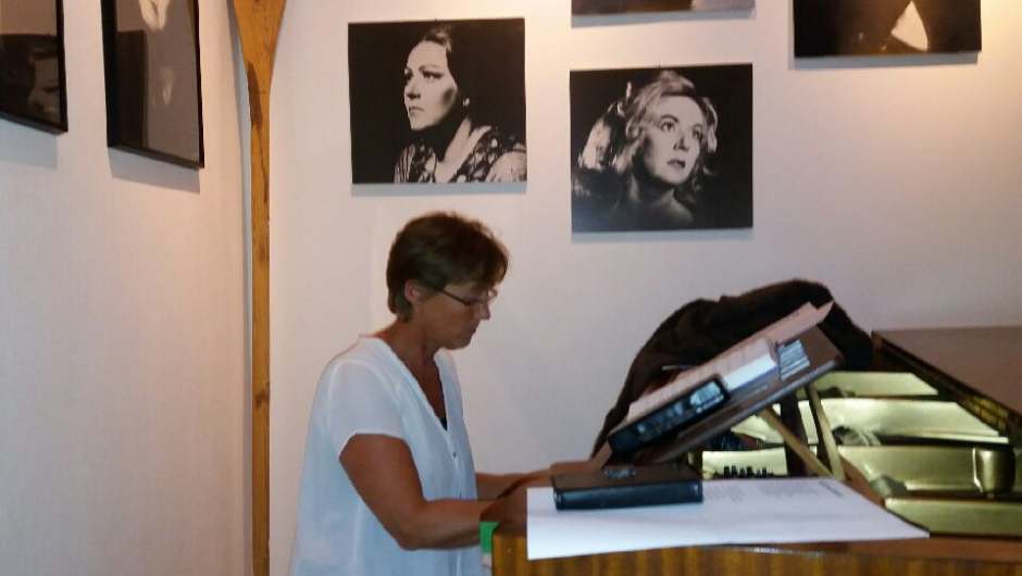 Birgit som spilte og sang for oss Birgit som er kollega av Helga spilte og sang for oss.