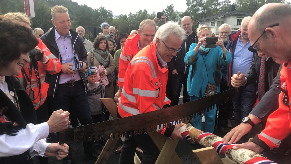 Ordfører og minister samt prosjektleder Innerdal og byggeleder Anundsen Ordfører og minister samt prosjektleder Innerdal og byggeleder Anundsen