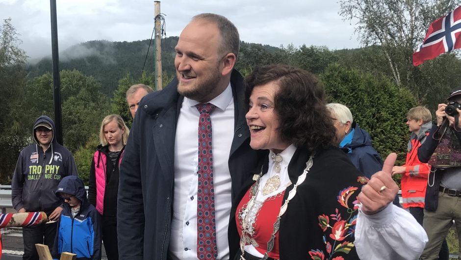 Minister og ordfører etter vel utført jobb med å "sage vegen åpen" Minister og ordfører etter vel utført jobb med å "sage vegen åpen"