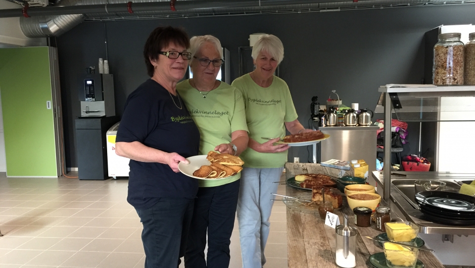 Alle godsakene hadde selvsagt epler som hovedingrediens Anne Lise, Tora og Ingunn