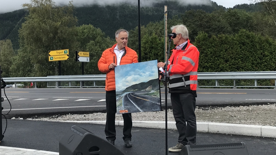 Johs J. Syltern overrakte et maleri som takk for samarbeidet med vegvesenet Johs J. Syltern overrakte et maleri som takk for samarbeidet med vegvesenet