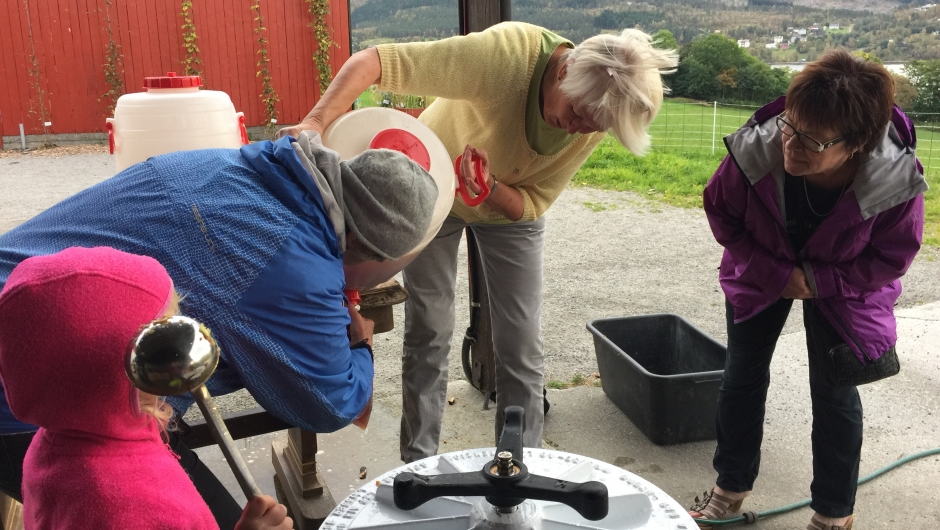 Ingunn trådte også til ute Eplesaften fylles i poser og på flasker