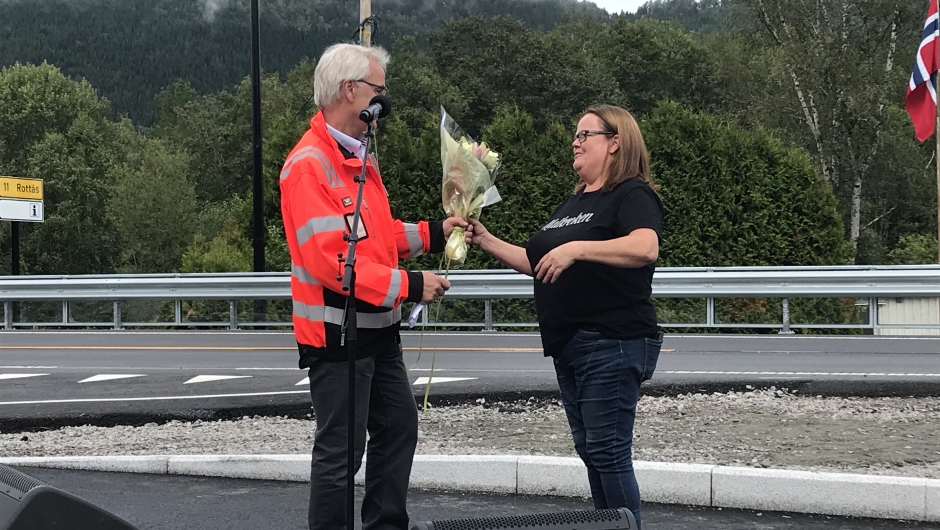 Jeanne på Matkroken fikk overrakt blomster av Innerdal for godt samarbeid Jeanne på Matkroken fikk overrakt blomster av Innerdal