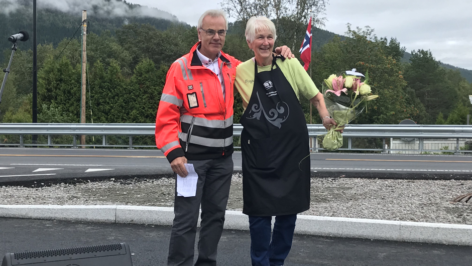 Prosjektleder Innerdal overrakte blomster til MBK ved Ingunn Talgø Prosjektleder Innerdal overrakte blomster til MBK ved Ingunn Talgø