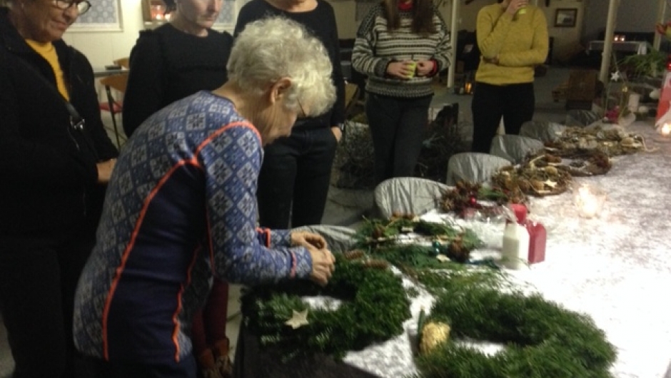 Kransekurs i fjøset hos Birgit Brekken før jul i 2017