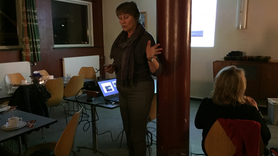 Marit Stranna holder billedkavalkade av Kråkstad Bygdekvinnelag Marit Stranna holder billedkavalkade av Kråkstad Bygdekvinnelag