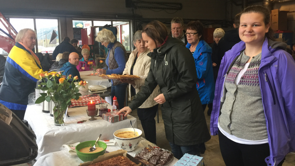 Folk strømmet til kaffeserveringen og det var hektisk for bygdekvinnene Folk strømmet til kaffeserveringen og det var hektisk for bygdekvinnene