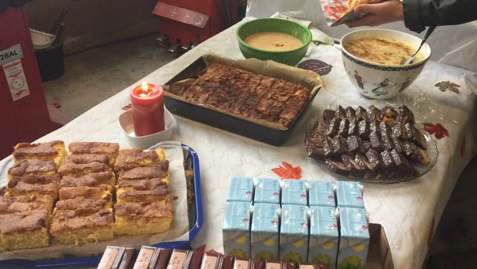 Kaker fra bygdkvinnelaget og drikke fra Matkroken Kaker fra bygdkvinnelaget og drikke fra Matkroken