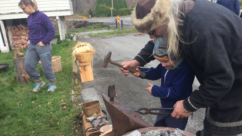 Det var stas å være med Edvard viking i "smia" Det var stas å være med Edvard viking i "smia"