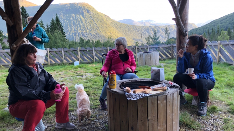 Grillinga er i gang,- gode pølser med tilbehør. Grillinga er i gang,- gode pølser med tilbehør.