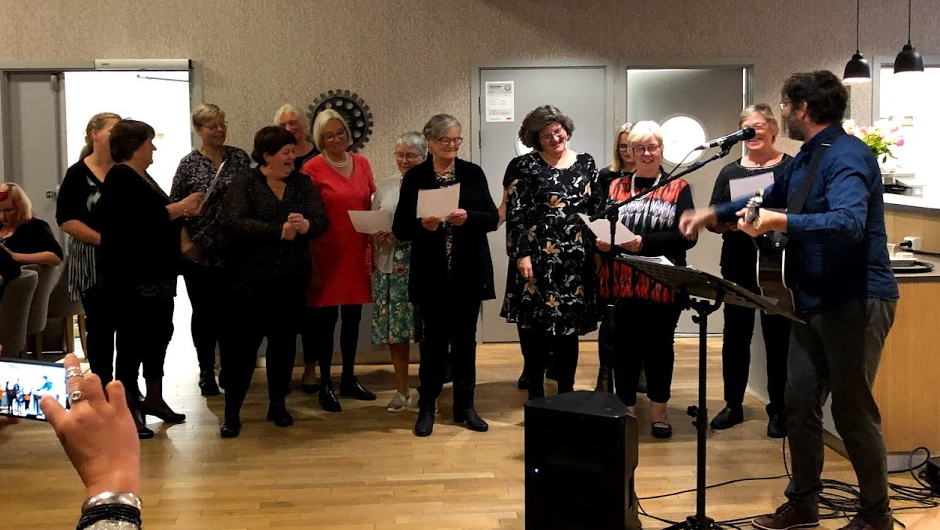 Sten Even Holstad underheldt med nydeleg sang og gitarspel,- her med improvisert kor ! Sten Even Holstad underheldt med nydeleg sang og gitarspel,- her med improvisert kor !