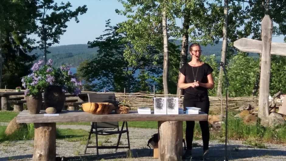 Karoline Kjeserud holder sitt flotte foredrag Karoline Kjeserud holder sitt flotte foredrag .