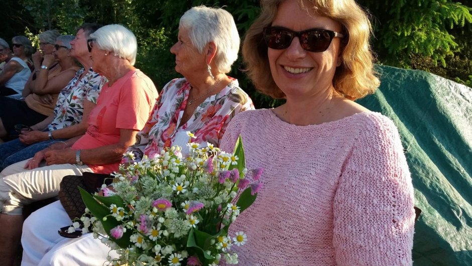 Blid dame med blomsterbukett