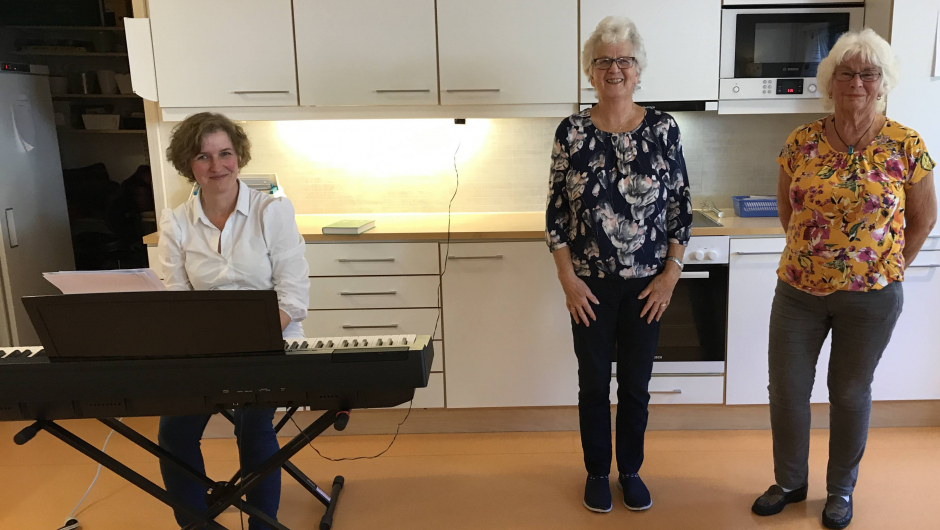 Carolin Eide, Vesla Rem og Astrid B. Andersen stod for musikk og sang.